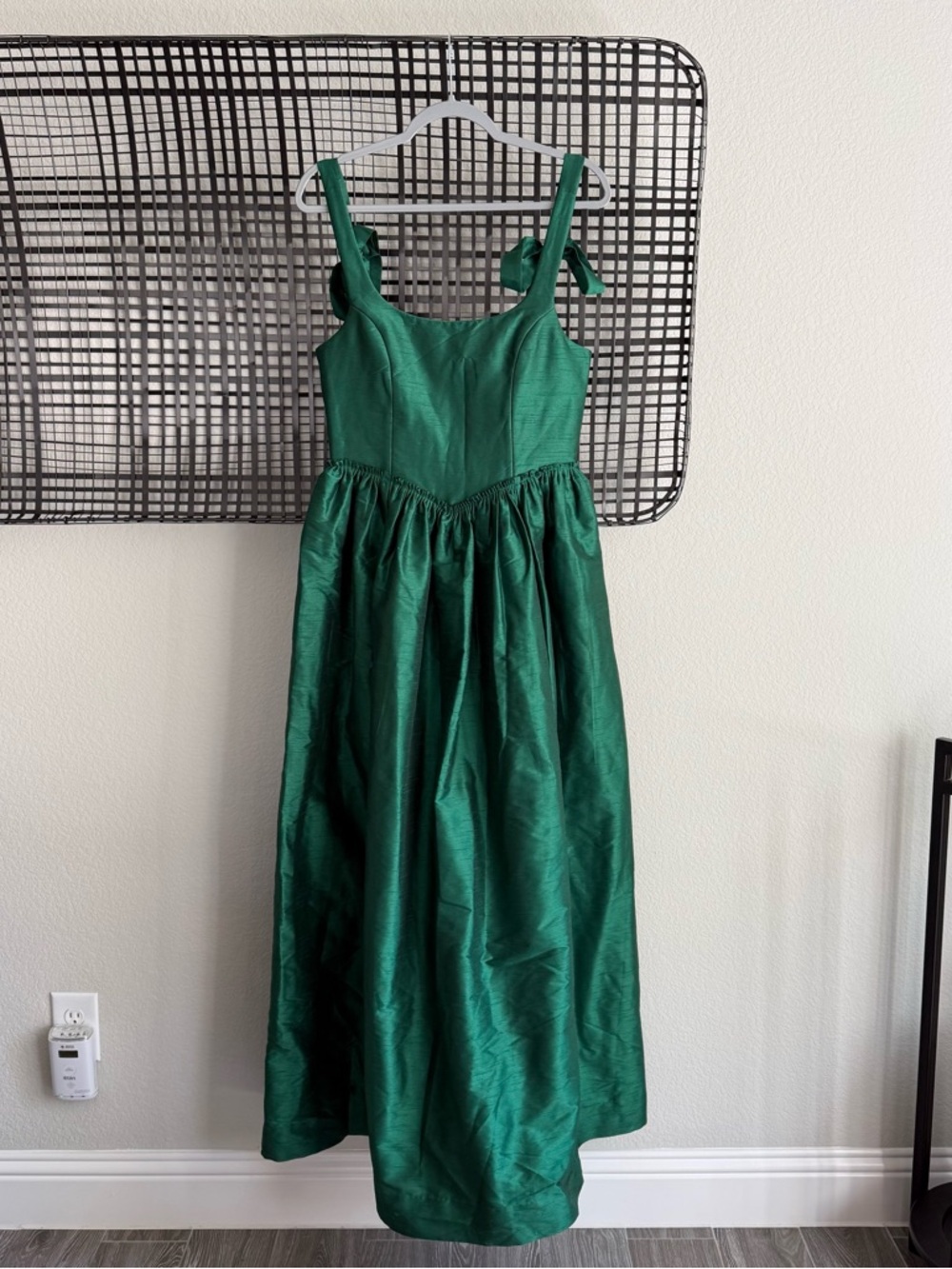 Elegant Green Maxi Dress with Tie Straps